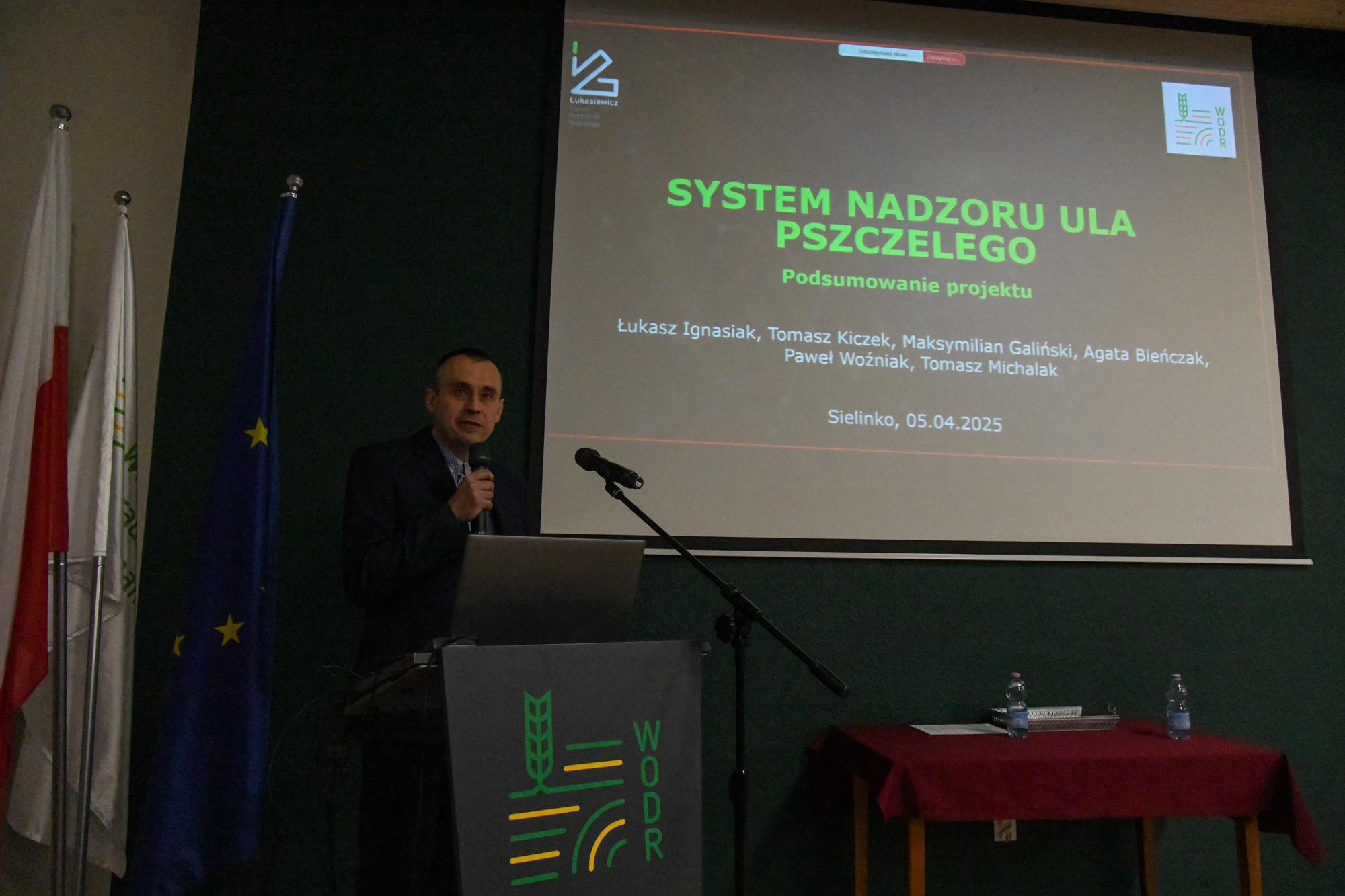 Prezentacja - system nadzoru ula pszczelego Pan Łukasz Ignasiak przedstawia prezentację podsumowującą projekt